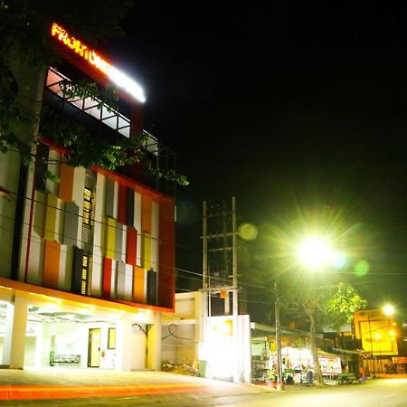 Front One Hotel Tulungagung Extérieur photo