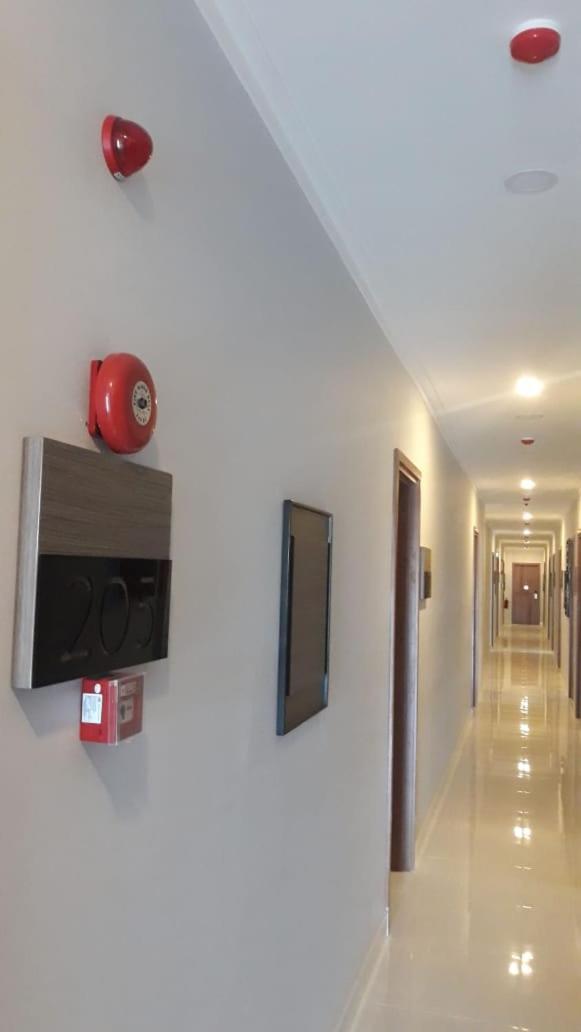 Front One Hotel Tulungagung Extérieur photo