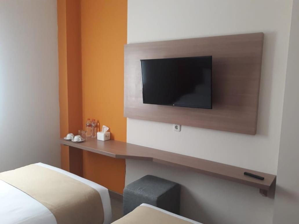 Front One Hotel Tulungagung Extérieur photo