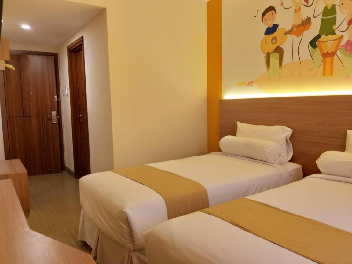 Front One Hotel Tulungagung Extérieur photo